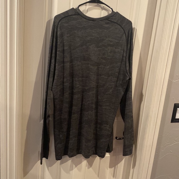 New Lululemon Men’s Long Sleeve - Picture 5 of 5